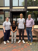 v. l.: Lena Smidt (Personalrat), Havin Agal, Jonas Pening und Bürgermeister Uwe Sap