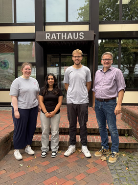 v. l.: Lena Smidt (Personalrat), Havin Agal, Jonas Pening und Bürgermeister Uwe Sap