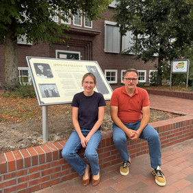 Schulleiterin Mirjam Heikens und Bürgermeister Uwe Sap