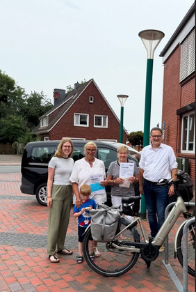 Auf dem Bild zu sehen von links: STADTRADEL Koordinatorin Wiebke Tülp, Henny Frey, Dieta Appeldorn (beide Team ADFC Rheiderland), Bürgermeister Uwe Sap