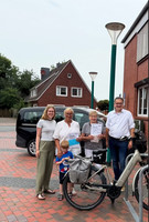 Auf dem Bild zu sehen von links: STADTRADEL Koordinatorin Wiebke Tülp, Henny Frey, Dieta Appeldorn (beide Team ADFC Rheiderland), Bürgermeister Uwe Sap