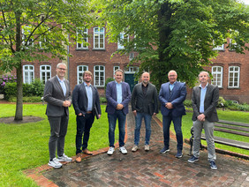 Haben nun den Startschuss für die Kommunale Wärmeplanung im Rheiderland gegeben (von links): von der Stadt Weener Bürgermeister Heiko Abbas und Projektleiter Stefan Schmitz, von der Gemeinde Bunde Bürgermeister Uwe Sap und Projektleiter Robert Müller, von der Gemeinde Jemgum Bürgermeister Hans-Peter Heikens und von der EWE Netz GmbH Alexander Grote.