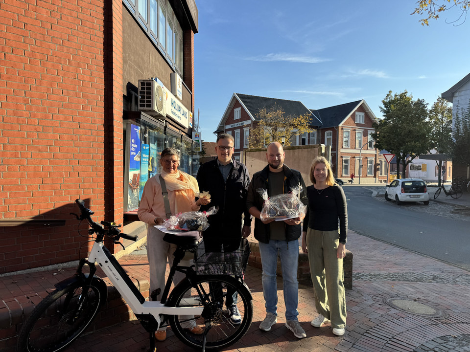 v. l.: Ingrid Schulz. Bürgermeister Uwe Sap, Nico Meints, STADTRADELN Koordinatorin Wiebke Tülp