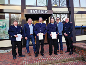 Foto (von links): Heiner Meints, Feuerwehrausschussvorsitzender Lukas Enno Oltrop, Tobias Stirler, Thomas Heyen, Bürgermeister Uwe Sap, Gemeindebrandmeister Peter Oltmanns.